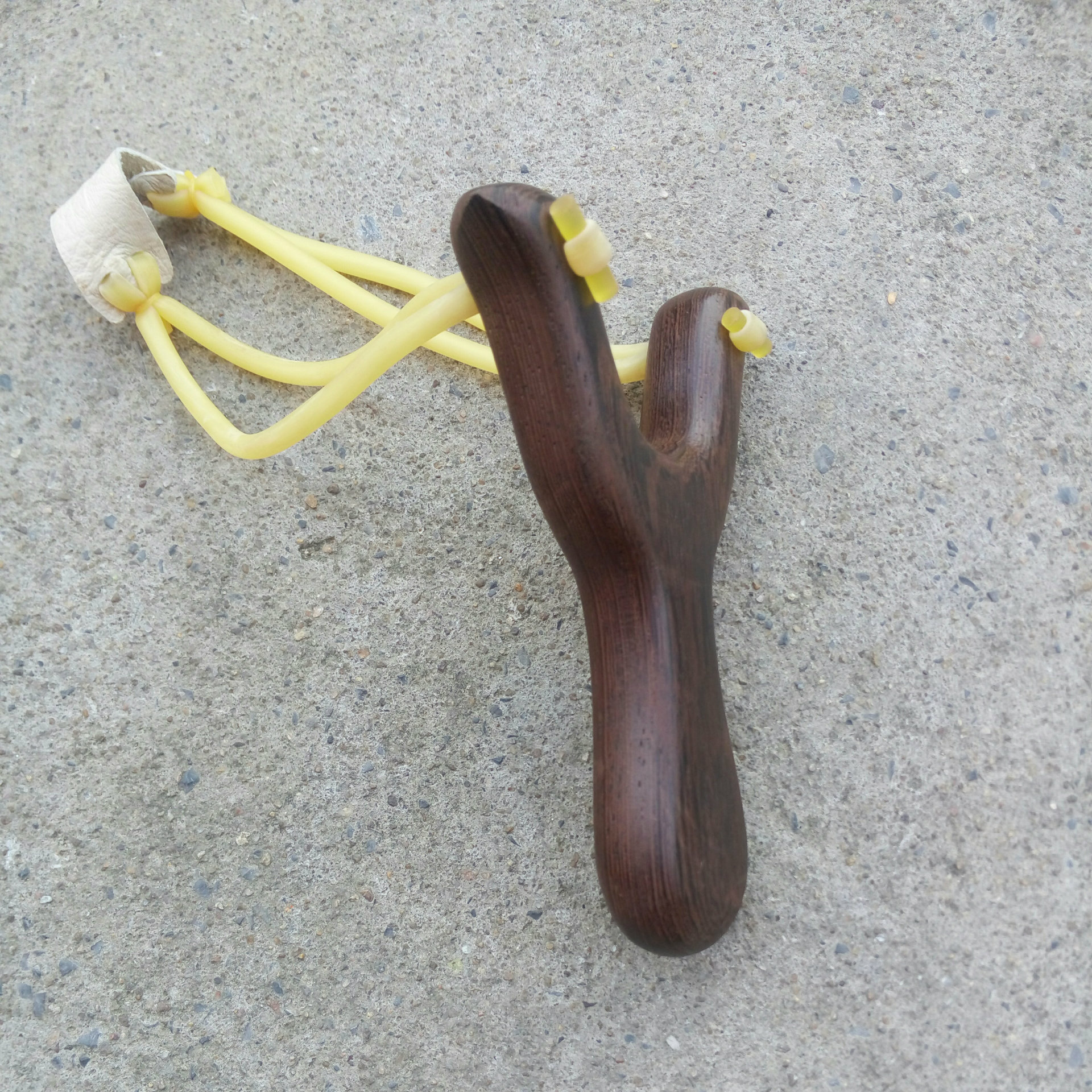 户外木质弹弓批发玩具怀旧儿童 鸡翅木弹弓玩具 地摊庙会热卖弹弓