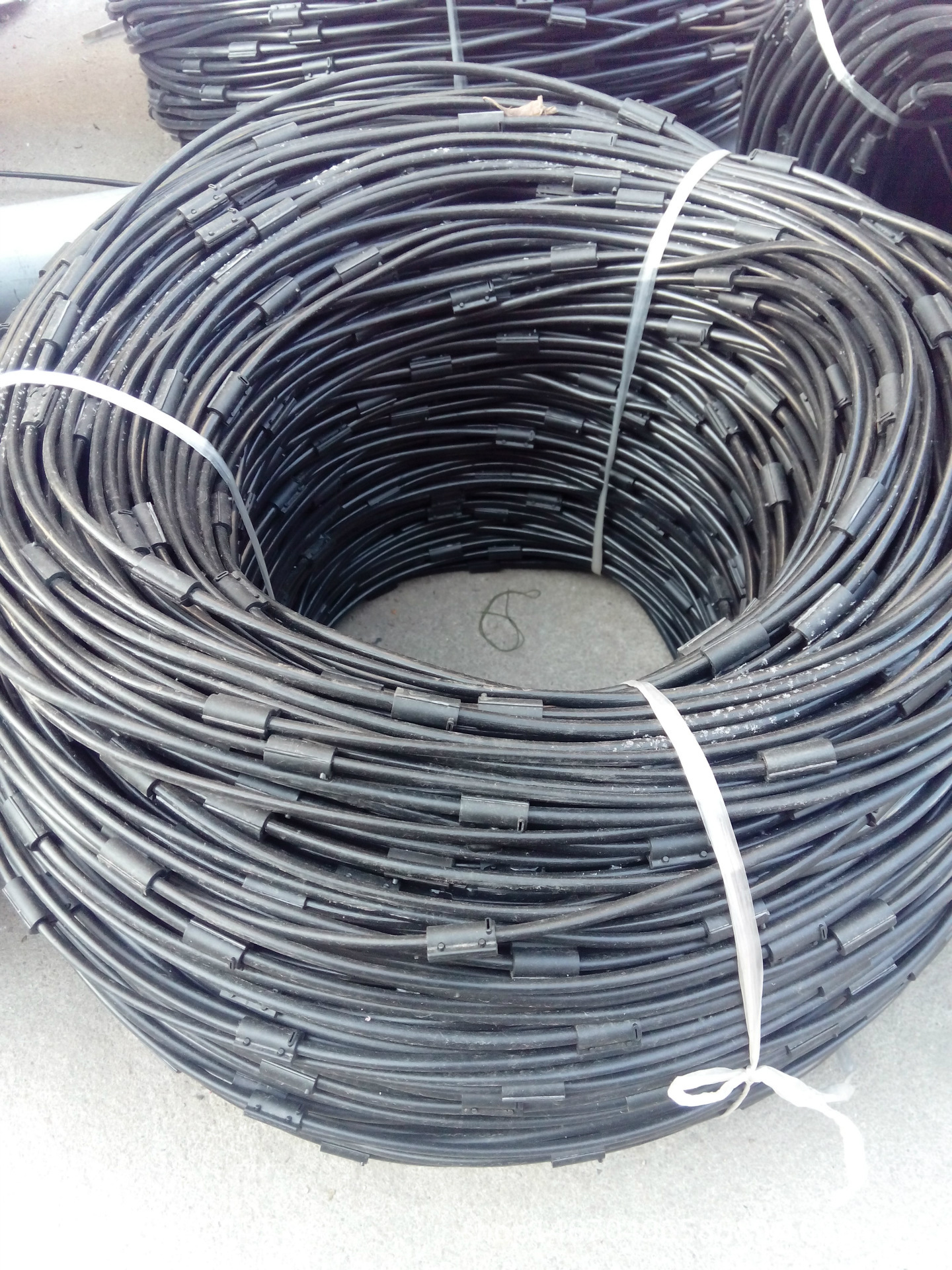 厂家供应分流管小管出流涌泉灌管水肥一体化使用稳流滴灌管