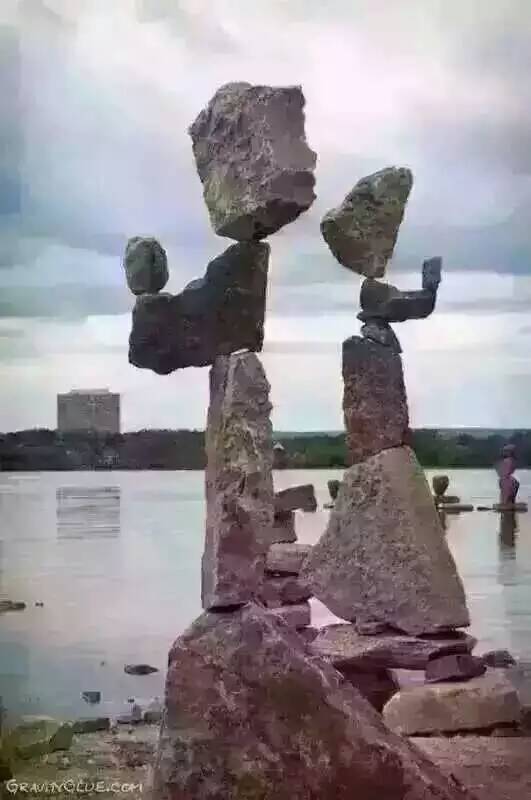 站稳了,就是精品一件,倒下了,就是乱石一堆,挺住了,就是一道亮丽的