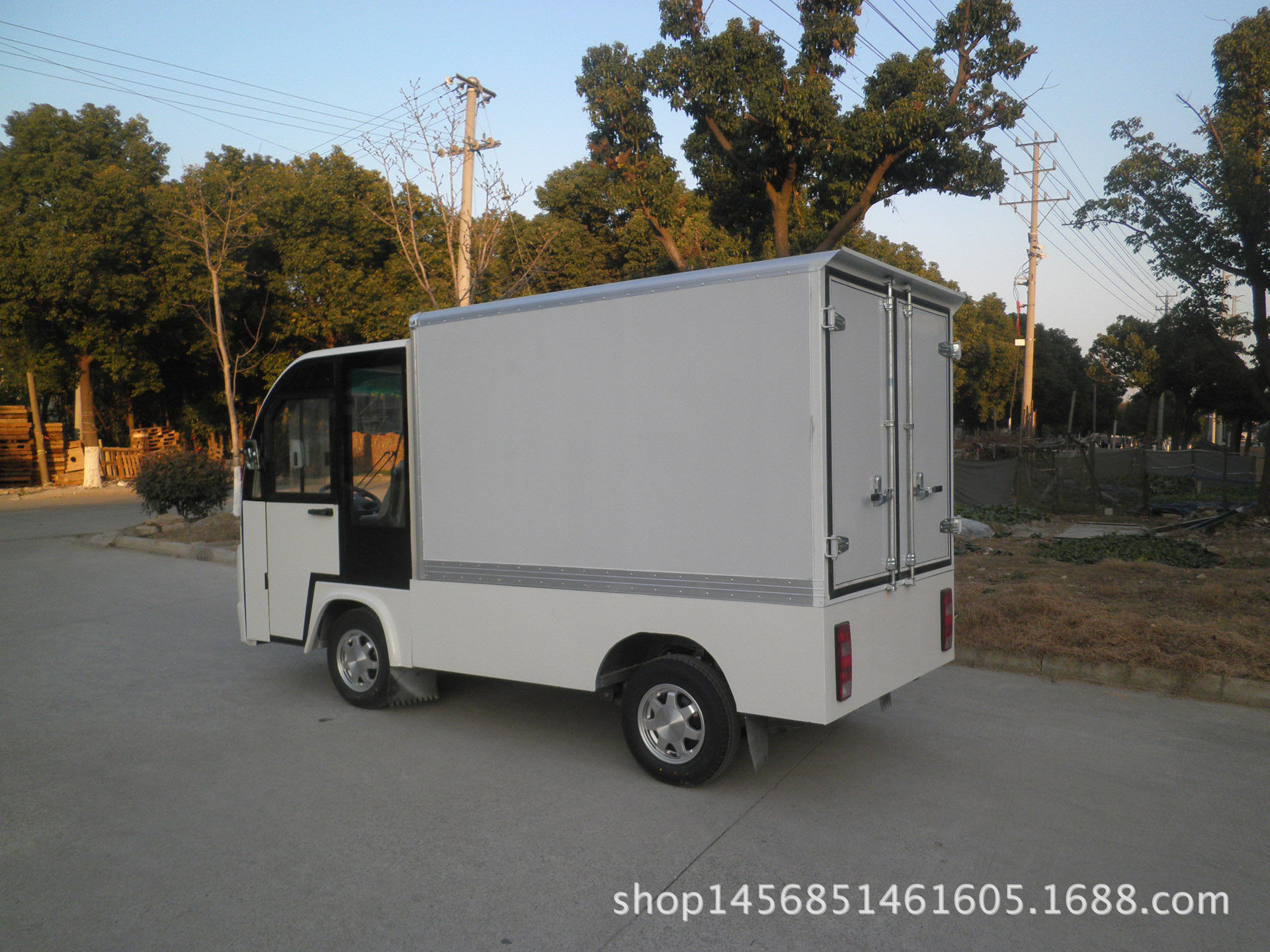 便携式智能充电电动货车厂家直销电动货车 8座封闭酒店送餐车