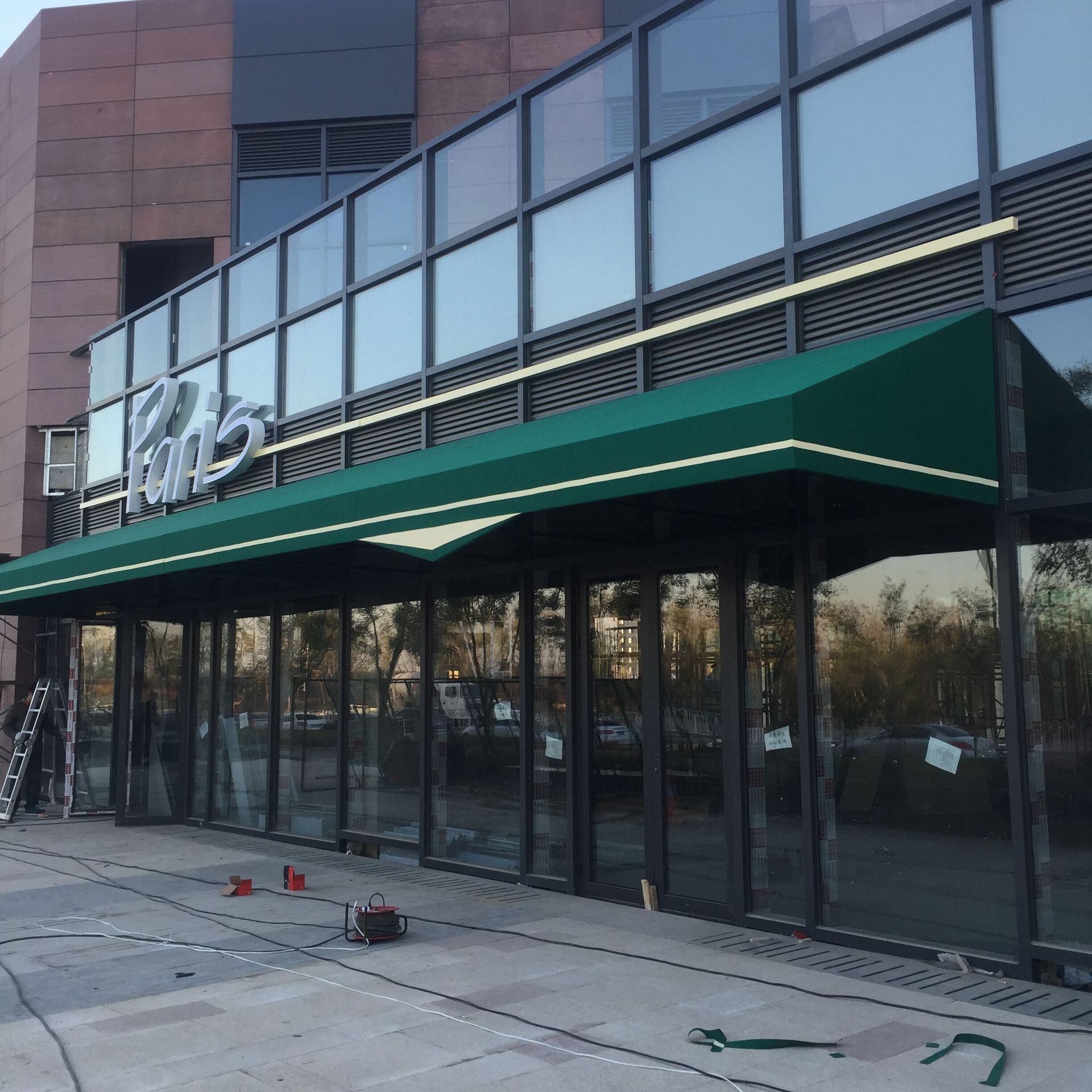 北京厂家直销豪华全盒式电动曲臂遮阳蓬,电动伸缩雨篷门店遮阳棚