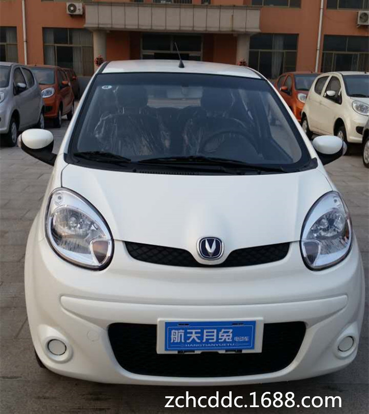 四缸奔奔款电动轿车 油电双动力