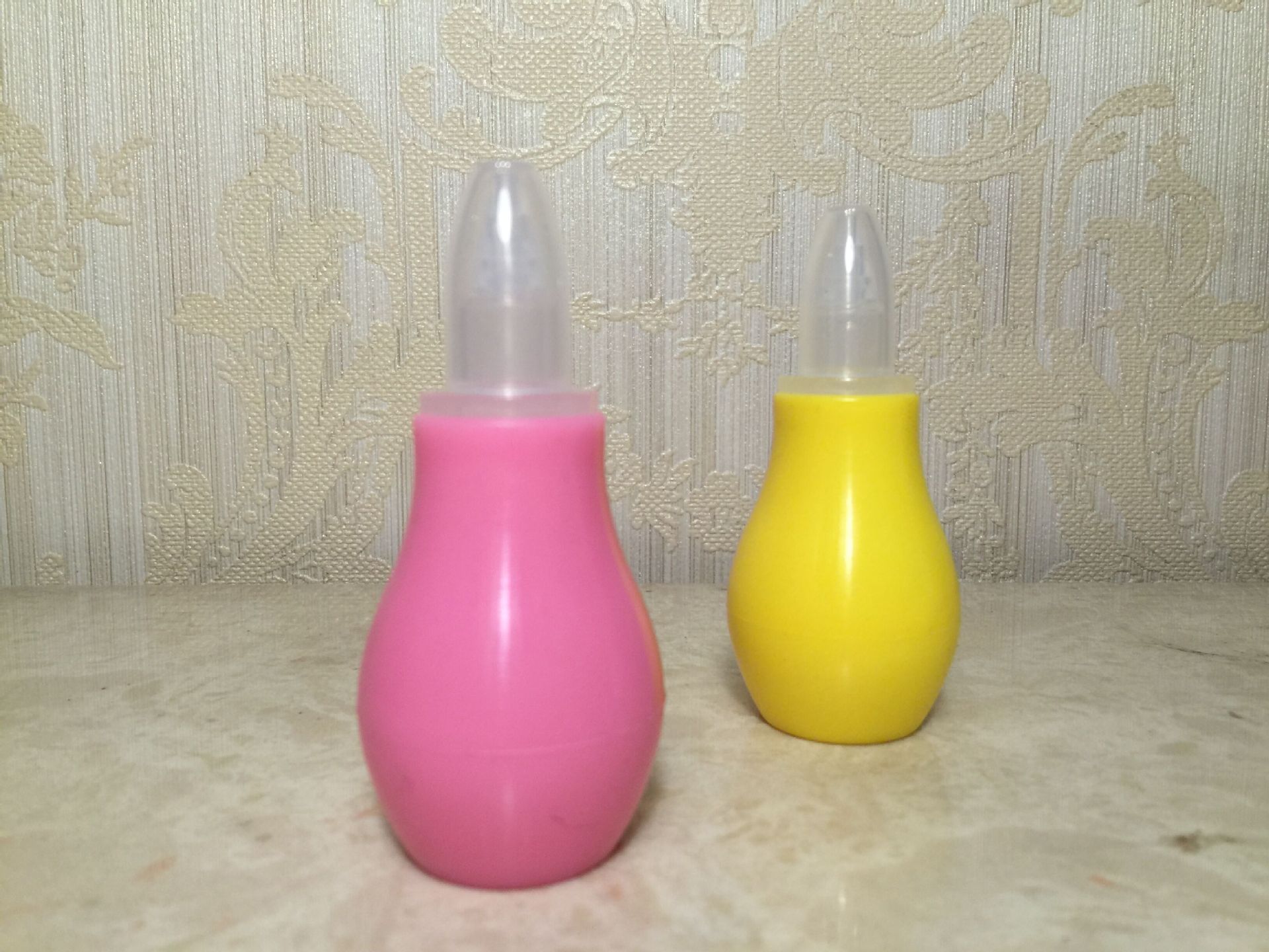 使用后清洗时,先拉开吸球及塞盖用清水冲洗,组装后再以吸水的方式来