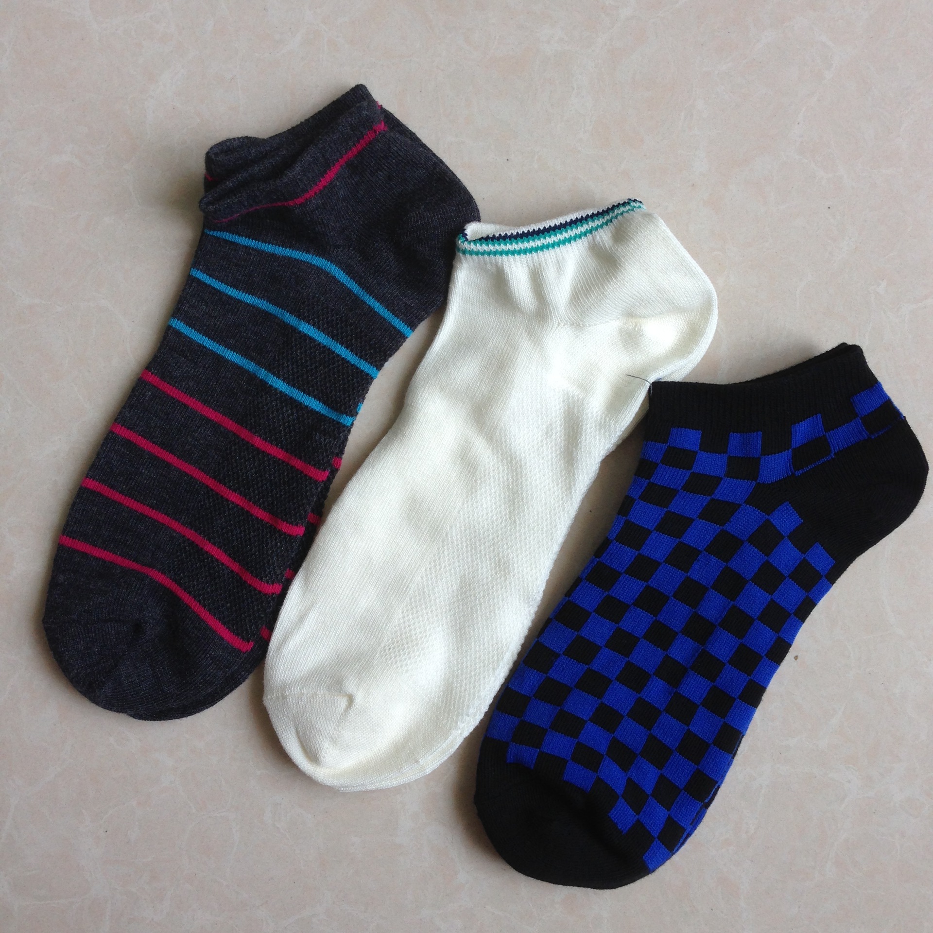 袜子纯棉材质的 颜色花型有很多随即发的不挑选花色 不挑选款式