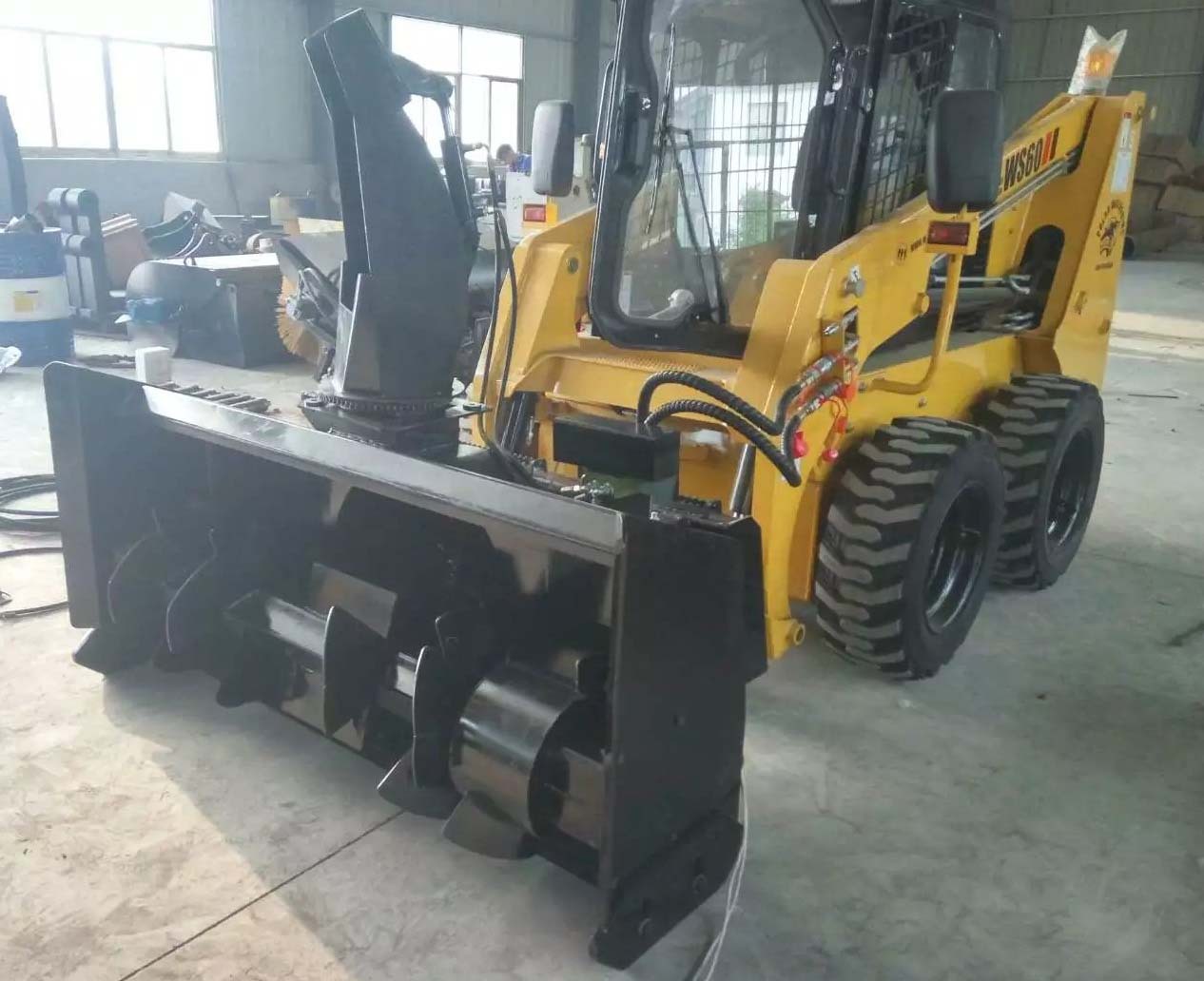 山猫滑移装载机抛雪机 铲除积雪 与推雪铲扫雪车配合使用