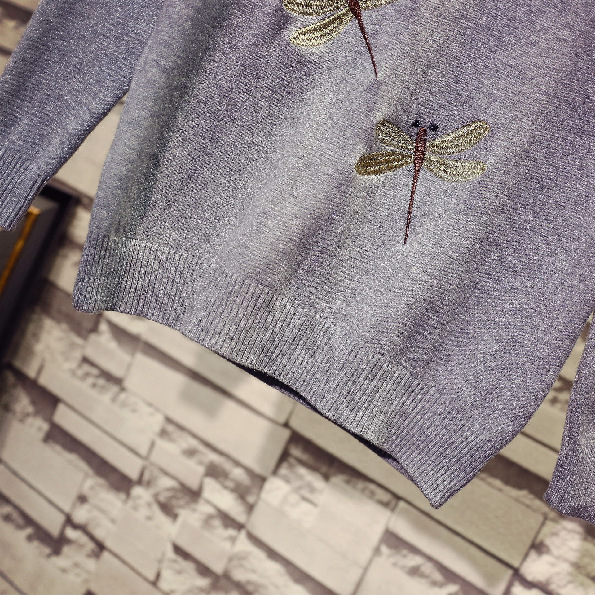 女士上衣秋冬新品女装蜻蜓刺绣图案圆领长袖套头针织衫打底毛衣女