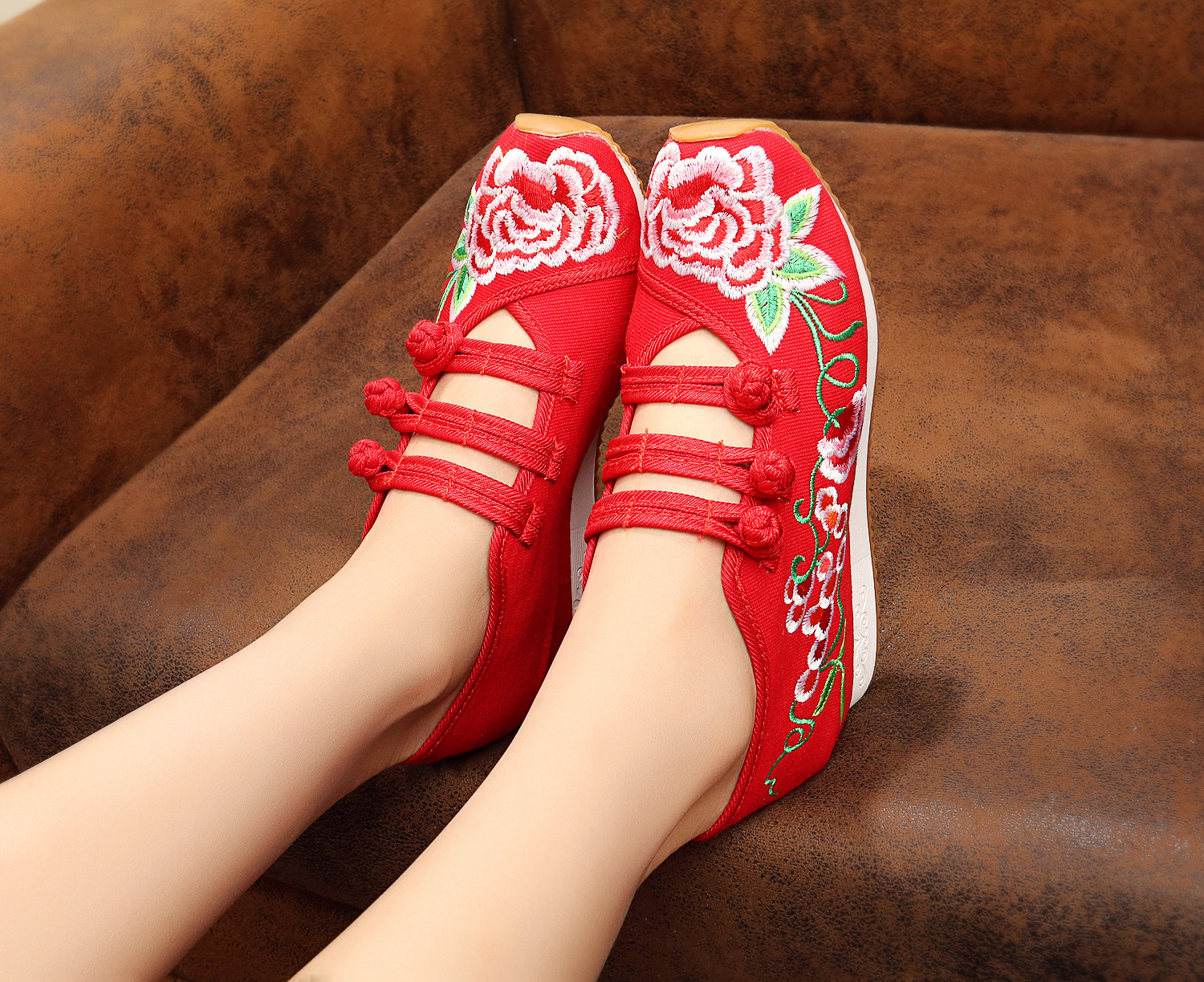 老北京布鞋女秋季新款运动休闲绣花鞋红色民族风单鞋子