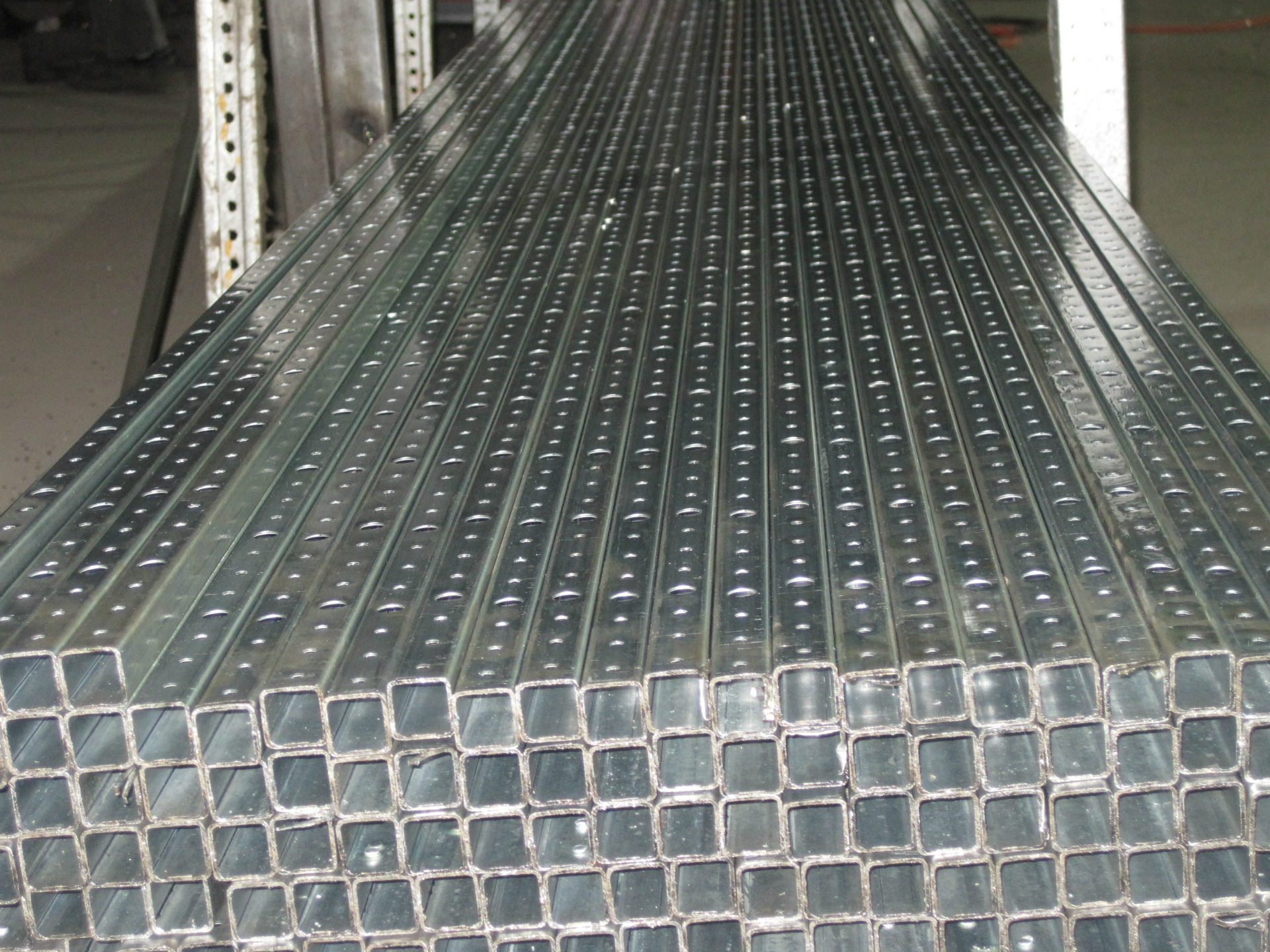 热销九折型材 门板加强筋 冲孔方管 厂家直销 物美价廉