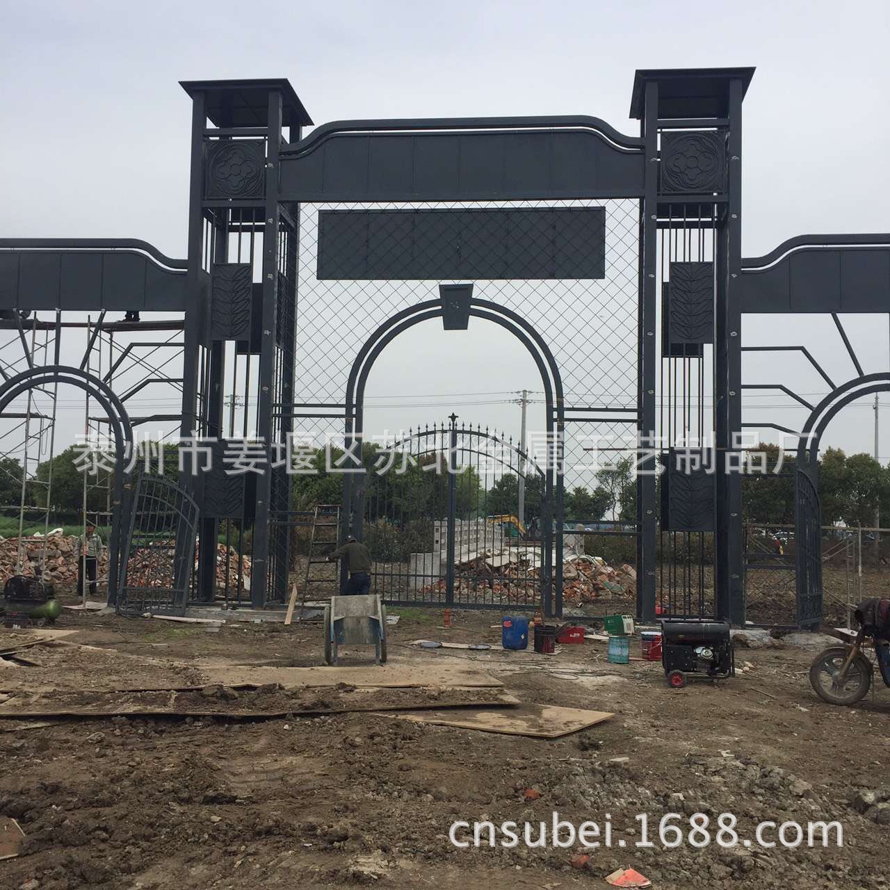 中建地产楼盘入口造型铁艺装饰 小区铁艺围栏门 装饰钢构屏风护窗
