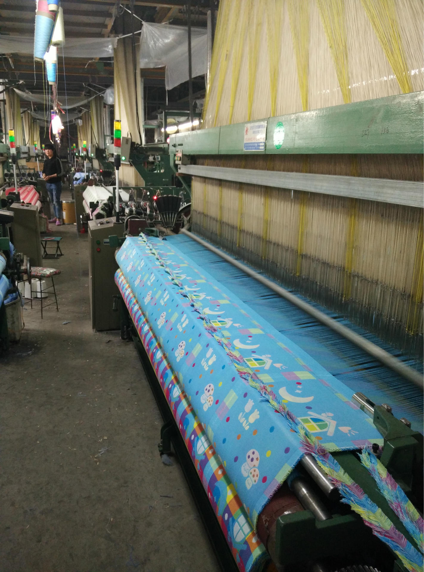 厂家直销纯棉绣花小方巾幼儿园专用柔软吸水特色锁边口水巾