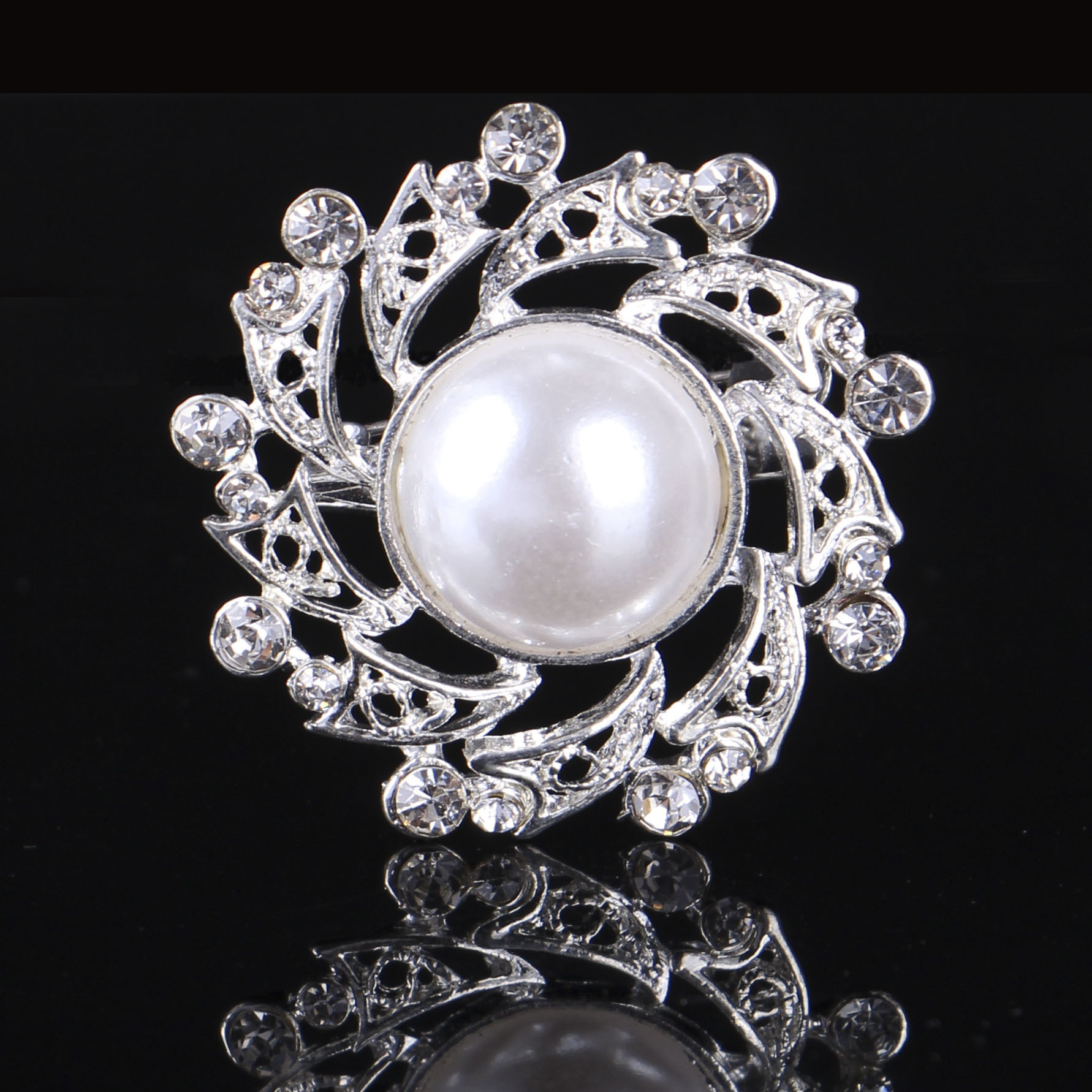 韩版新款镶钻水钻圆形珍珠胸针戴上漂亮又实惠