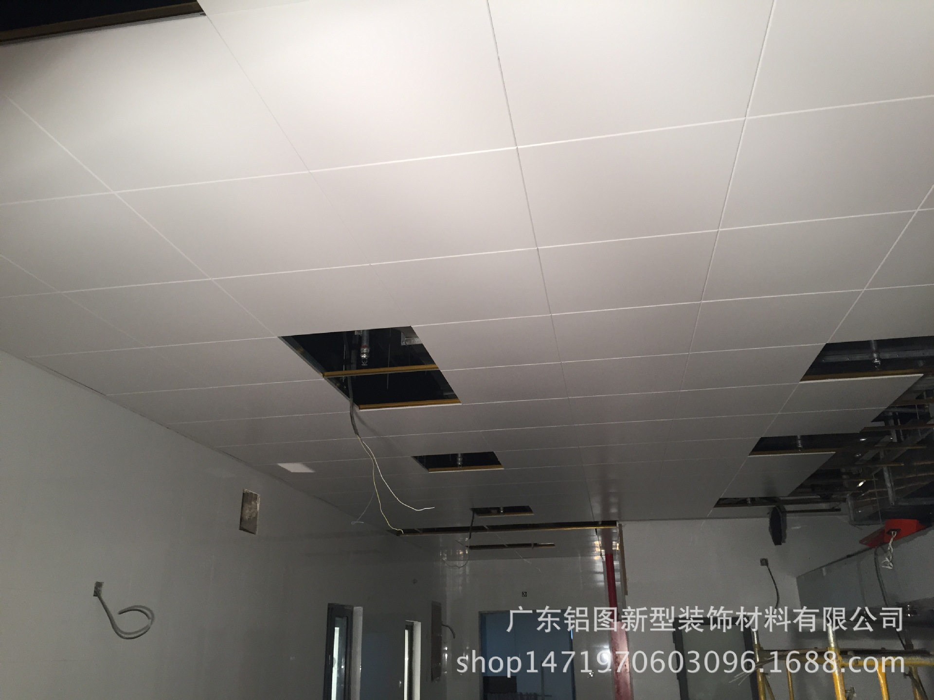 厂家热销600*600冲孔铝扣板 集成吊顶铝天花 吸音保温铝方板