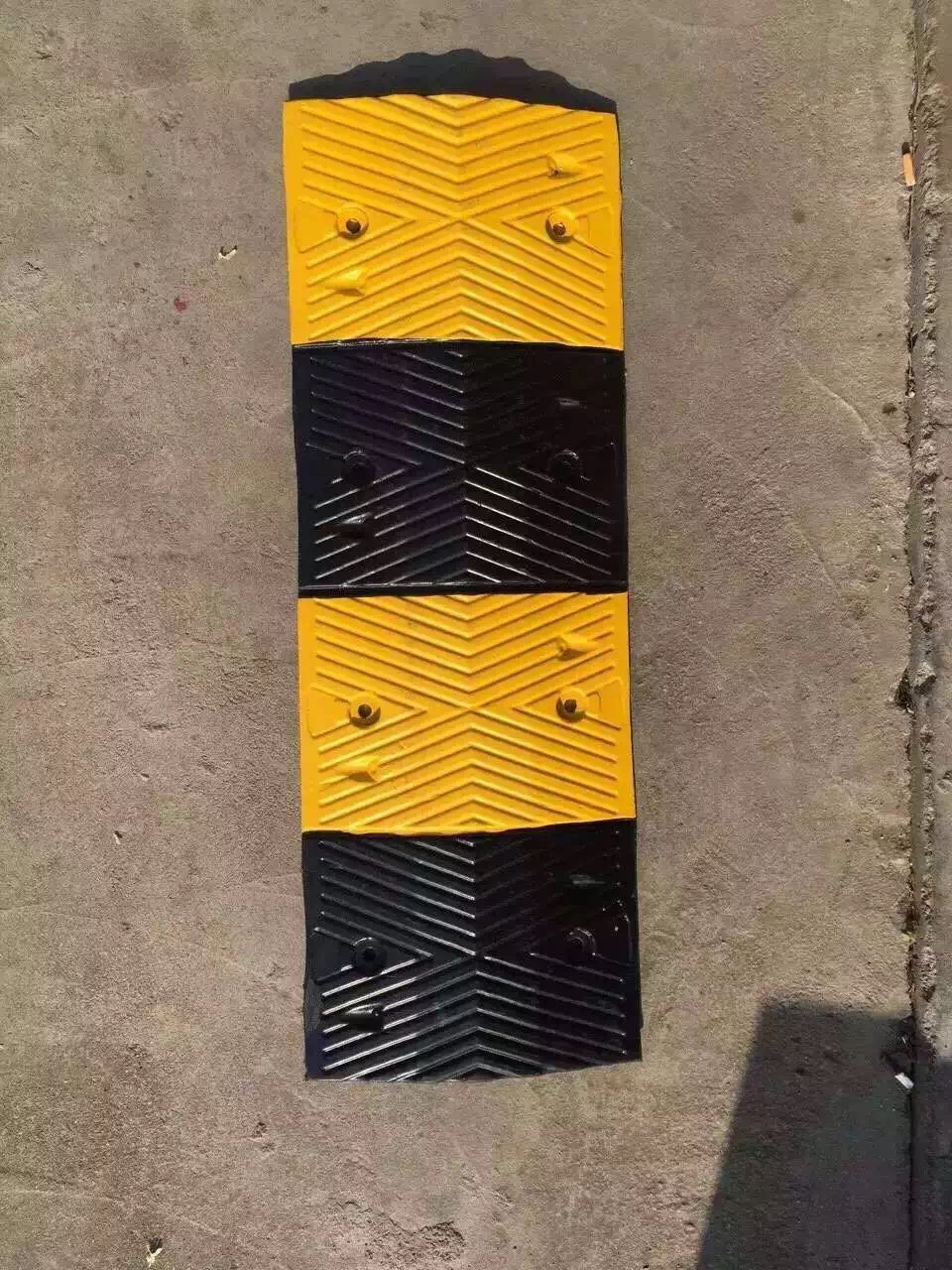 专业生产优质橡胶减速带路拱100035045mm车库质保一年