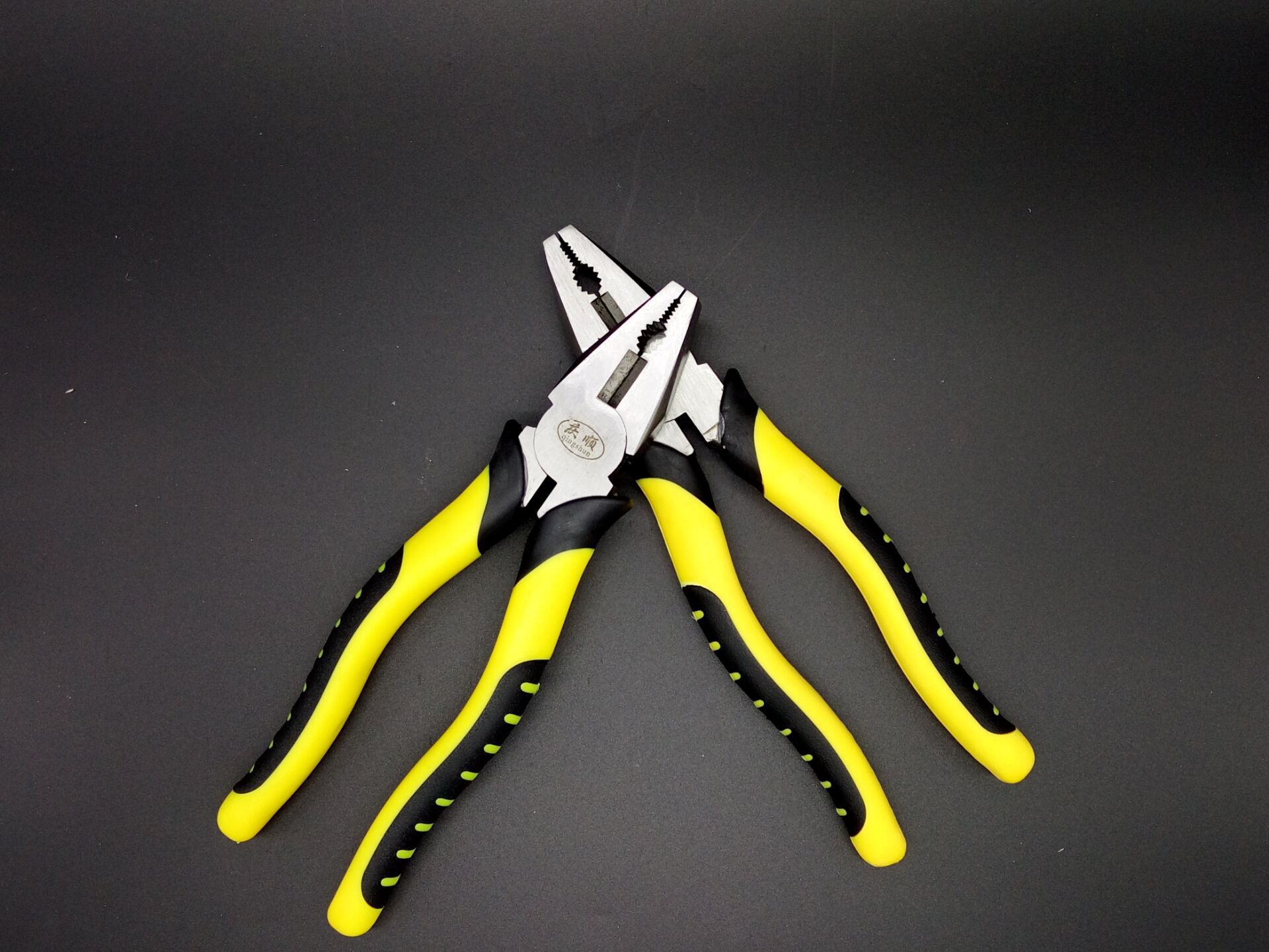 厂家直销 临沂钢丝钳 剪钢丝钳 绝缘钢丝钳8寸平口 虎皮欧式钳子