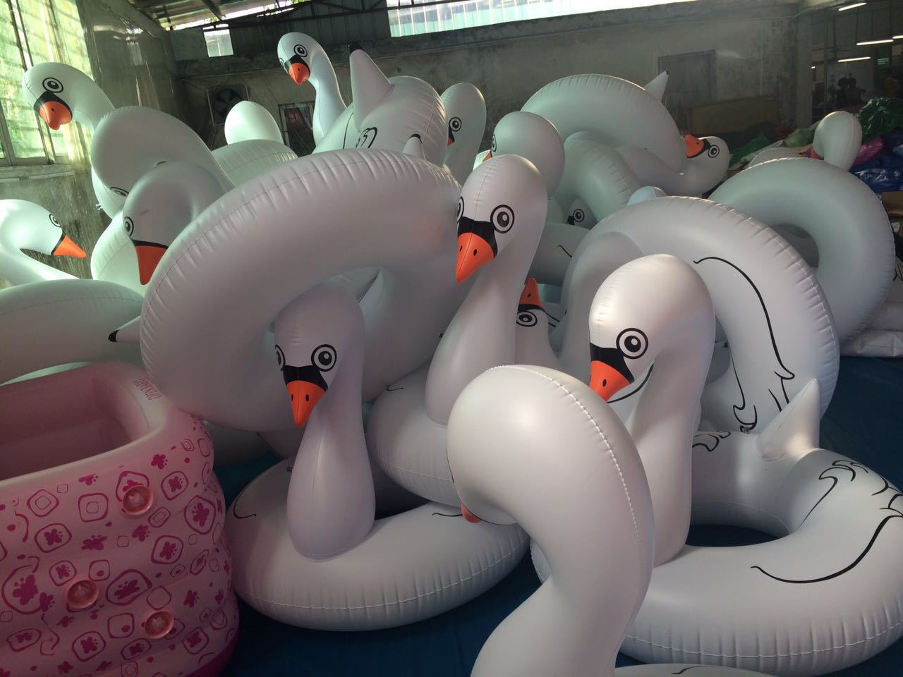 批发pvc充气天鹅游泳圈,充气水上天鹅泳