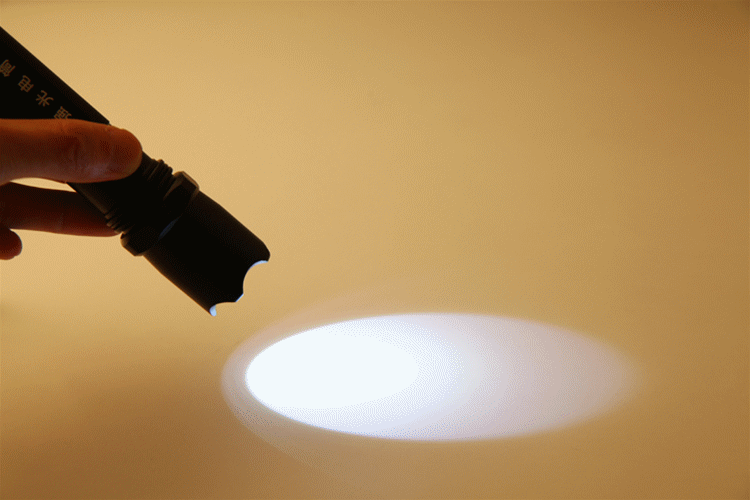 【材质】 航镁铝合金 【最高亮度】 500流明 【发光模式】强光-弱光