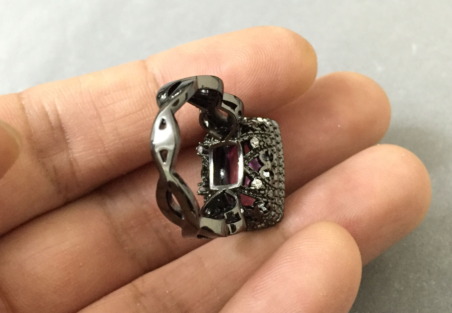 普通的首饰要么只是电镀一层,要么电镀工艺不过关,简吉品牌电镀五层