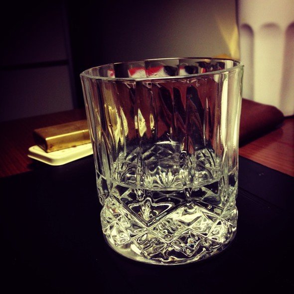 伏特加是洋酒的一种,传统的洋酒分为六种:金gin,郎姆rum,伏特加vodka