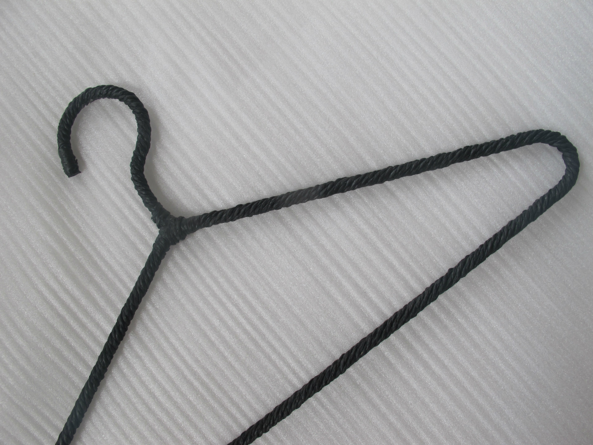 服装店衣架_黑色纸绳三角形衣架 晾衣架 简单实惠休闲 服装店批发 - 