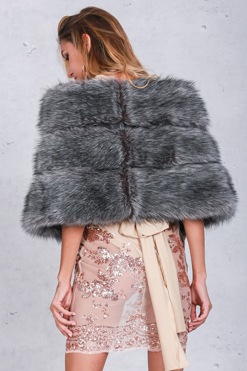 冬季新款海宁整皮仿狐狸毛女士皮草坎肩披风韩版无袖斗篷披肩