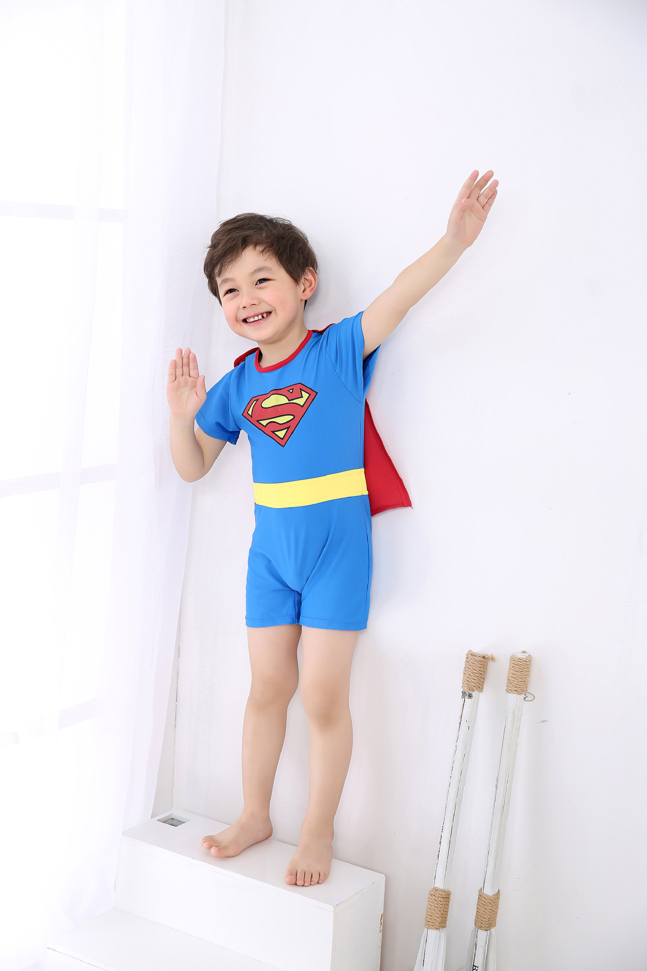 儿童超人泳衣宝宝温泉游泳衣男童连体防紫外线防晒泳装 帽表演.