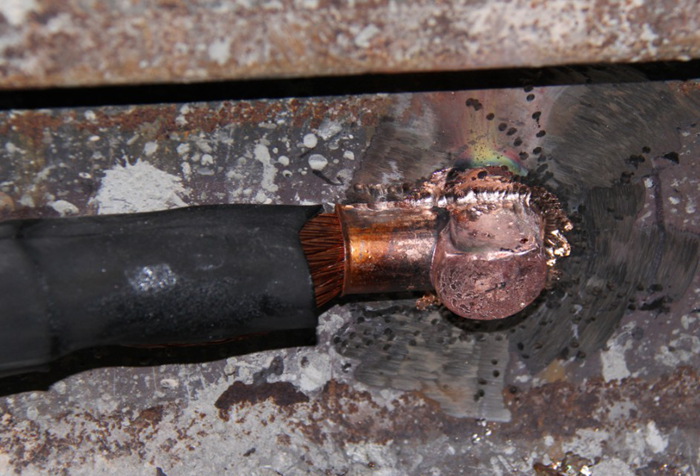 地铁钢轨均回流线缆放热焊接