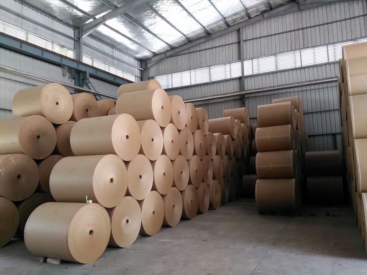 福建牛皮纸生产厂家供应60-150g卷筒包装牛皮纸 纸袋纸.