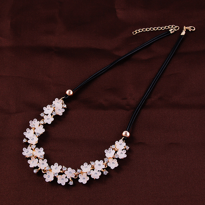 新款韩版时尚小清新雏菊简约水钻花朵皮绳短款项链锁骨链毛衣链女