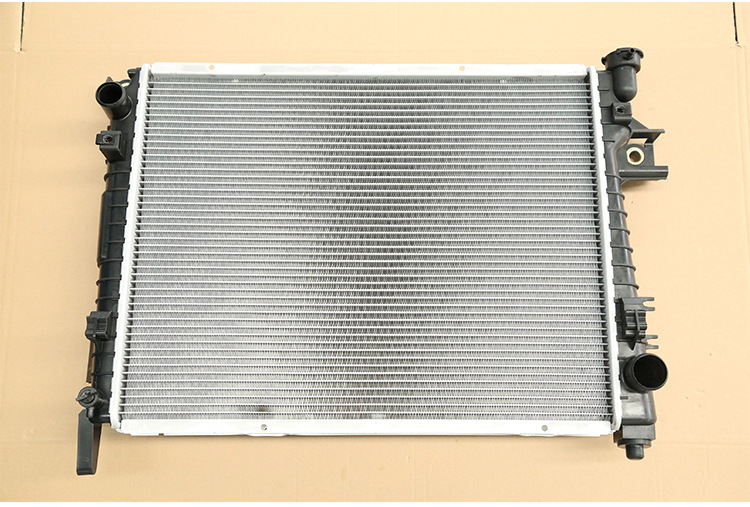 按照散热器中冷却液流动的方向可将散热器分为纵流式和横流式两种.