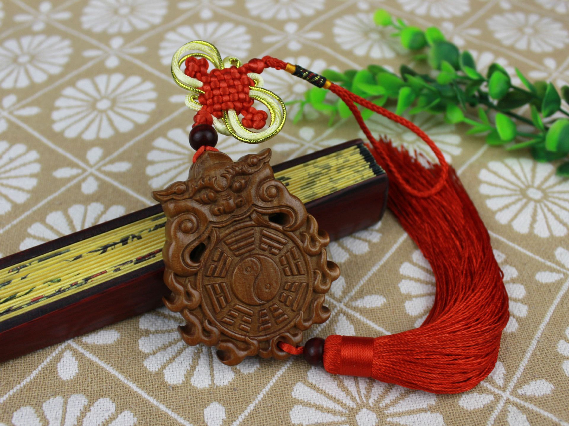 厂家供应桃木挂件木雕貔貅兽头八卦 镂空雕刻 车挂件汽车用品批发