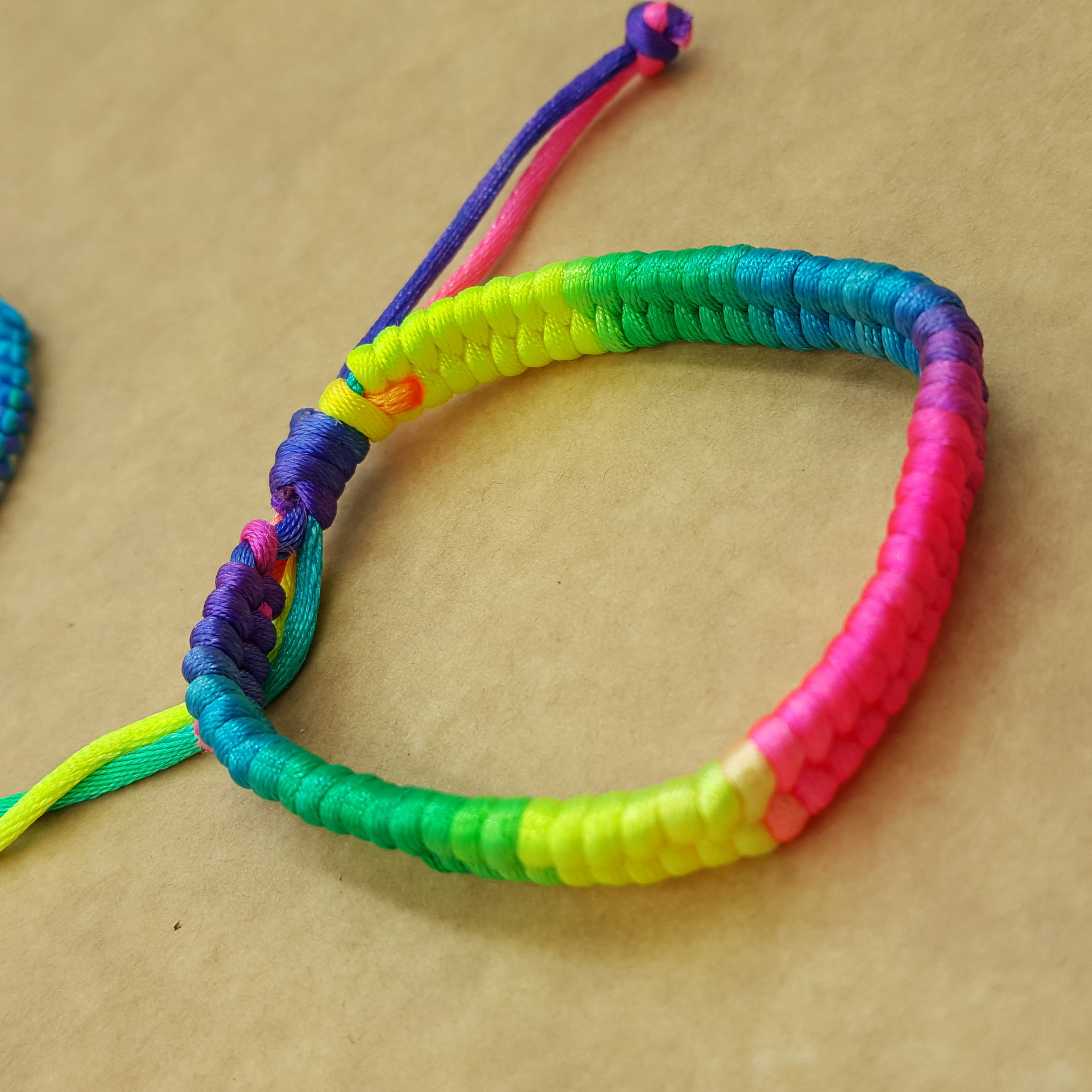 热卖现货 端午节热销五彩绳批发本命年红绳手链 手工编织满包邮