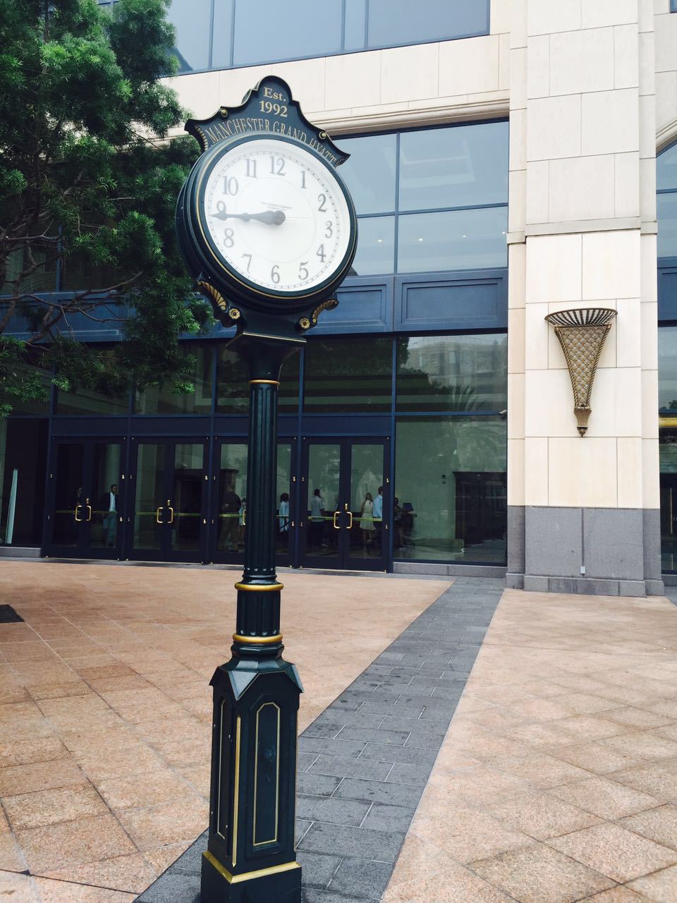 产品信息 名称:  户外景观钟 品牌: 康巴丝  货号: kts-j  颜色: 黑色