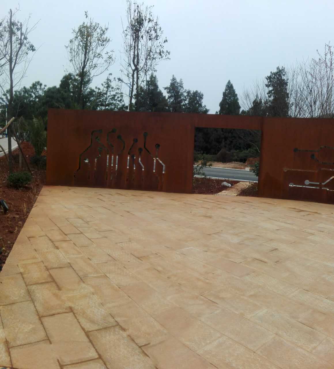 云南机电学院园林案例锈处理耐候钢板装饰墙考登钢融合电学图园林