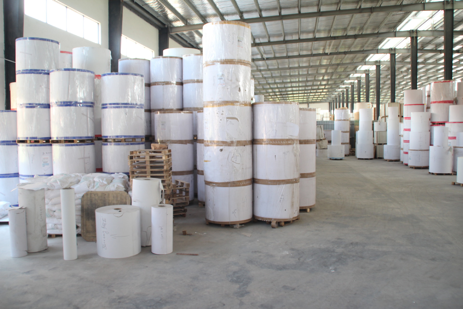 厂家直销超白艺术白卡纸250g荷兰白卡特种纸硬卡纸绘画纸定制批发