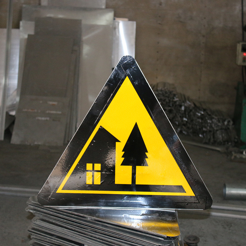 三角村庄标牌 交通警告标志 700mm经济级反光膜材质公路标牌