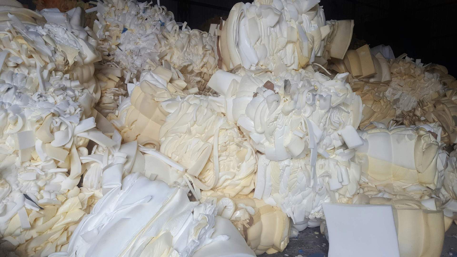 低价供应再生用废海绵,海绵边角料,碎海绵,打包海绵