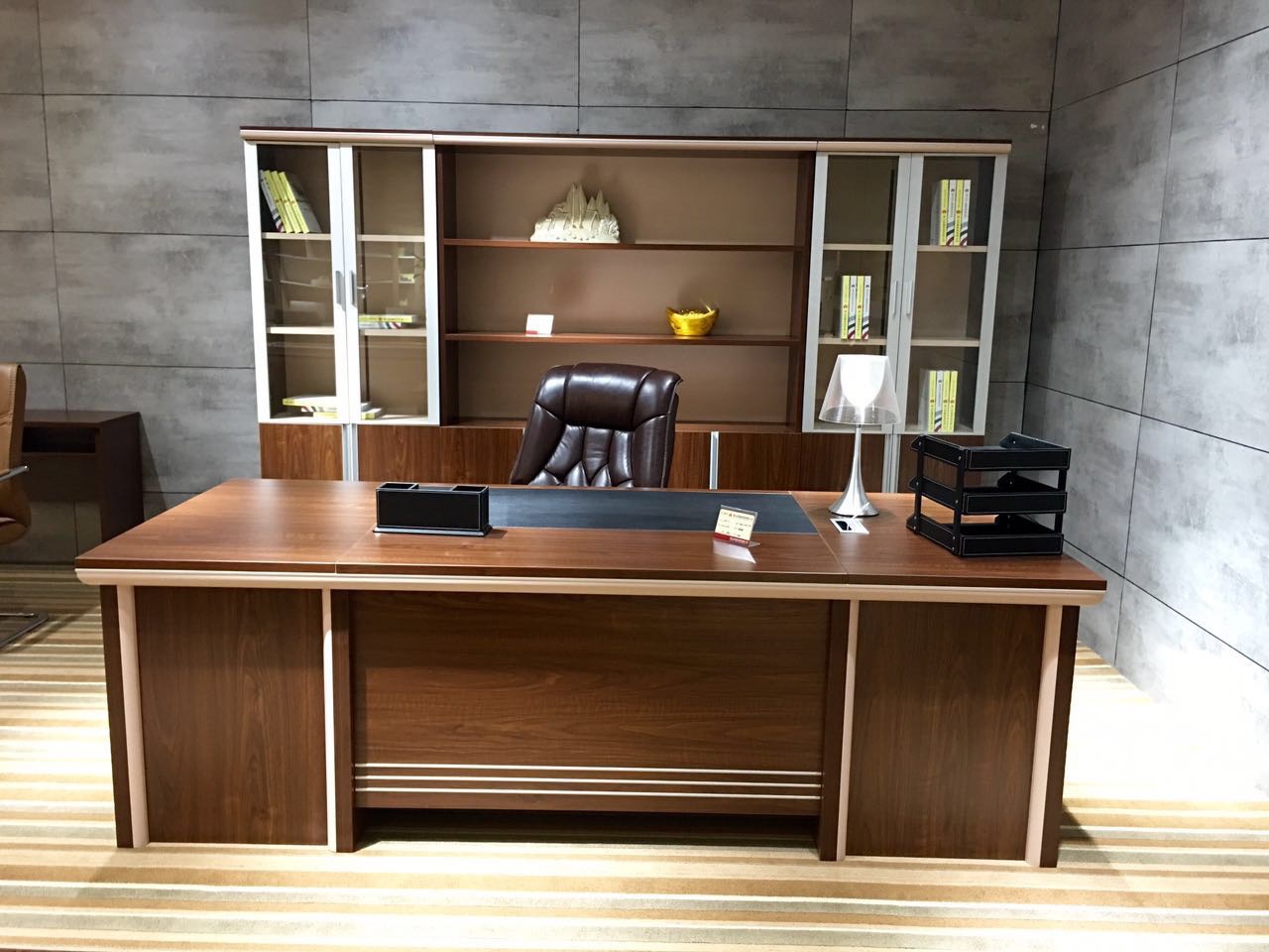 现货定制办公桌简约现代大中班台带柜时尚经理主管桌钢脚大班桌老板桌