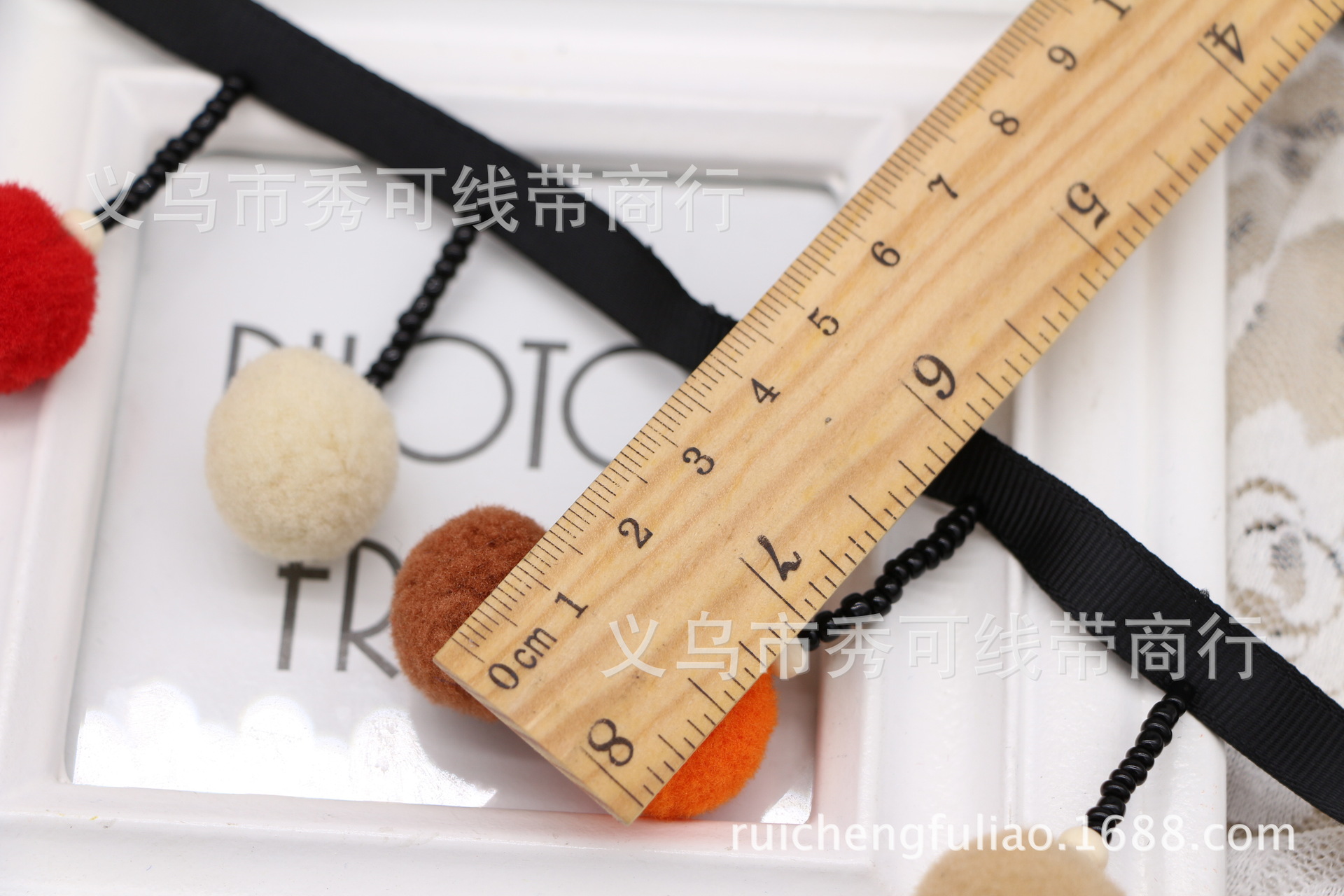 螺纹带宽度1.0cm珠子部分长4.0cm 毛球大小2.1cm 总宽度5cm