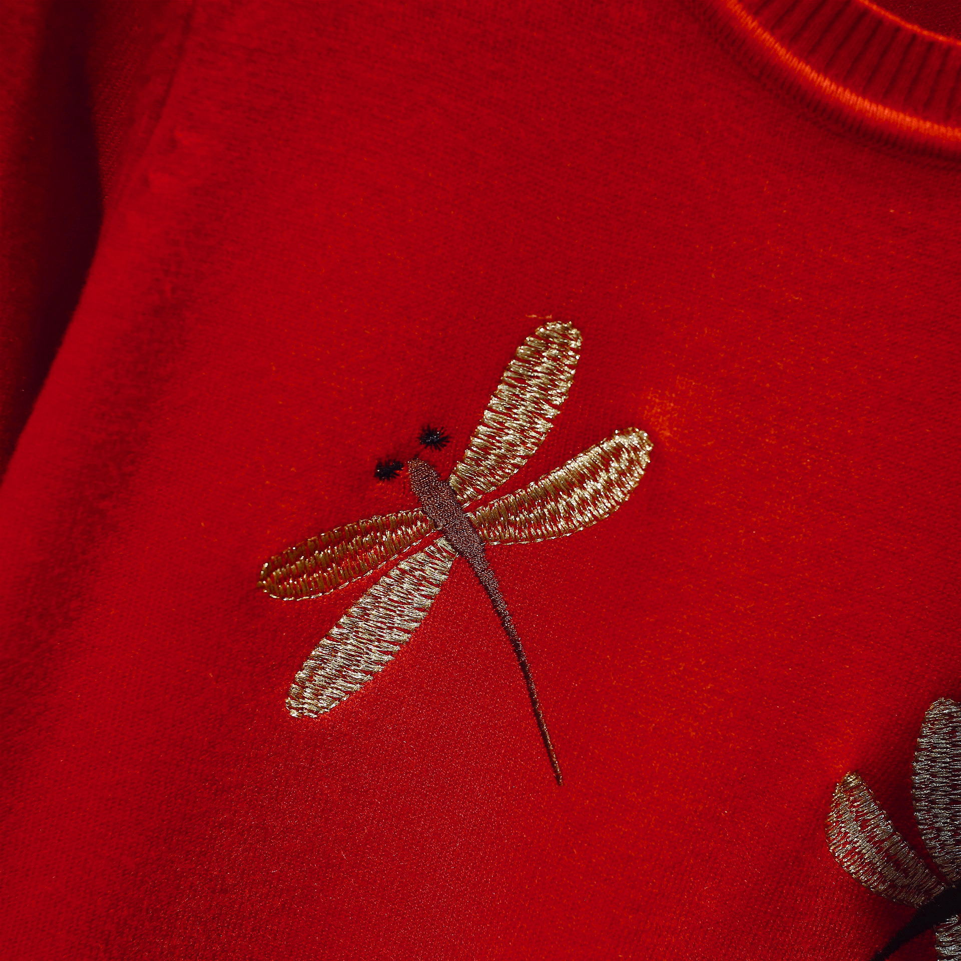 女士上衣秋冬新品女装蜻蜓刺绣图案圆领长袖套头针织衫打底毛衣女