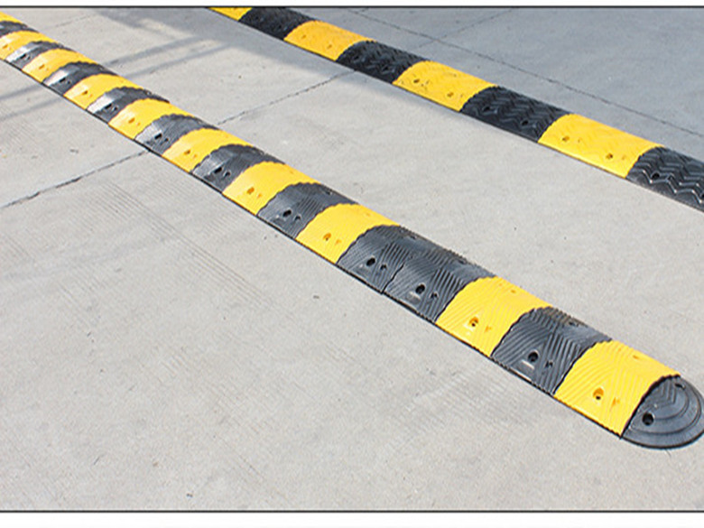 交通设施 橡胶人字形4cm减速带 减速板 减速垫 缓冲带 限速路拱