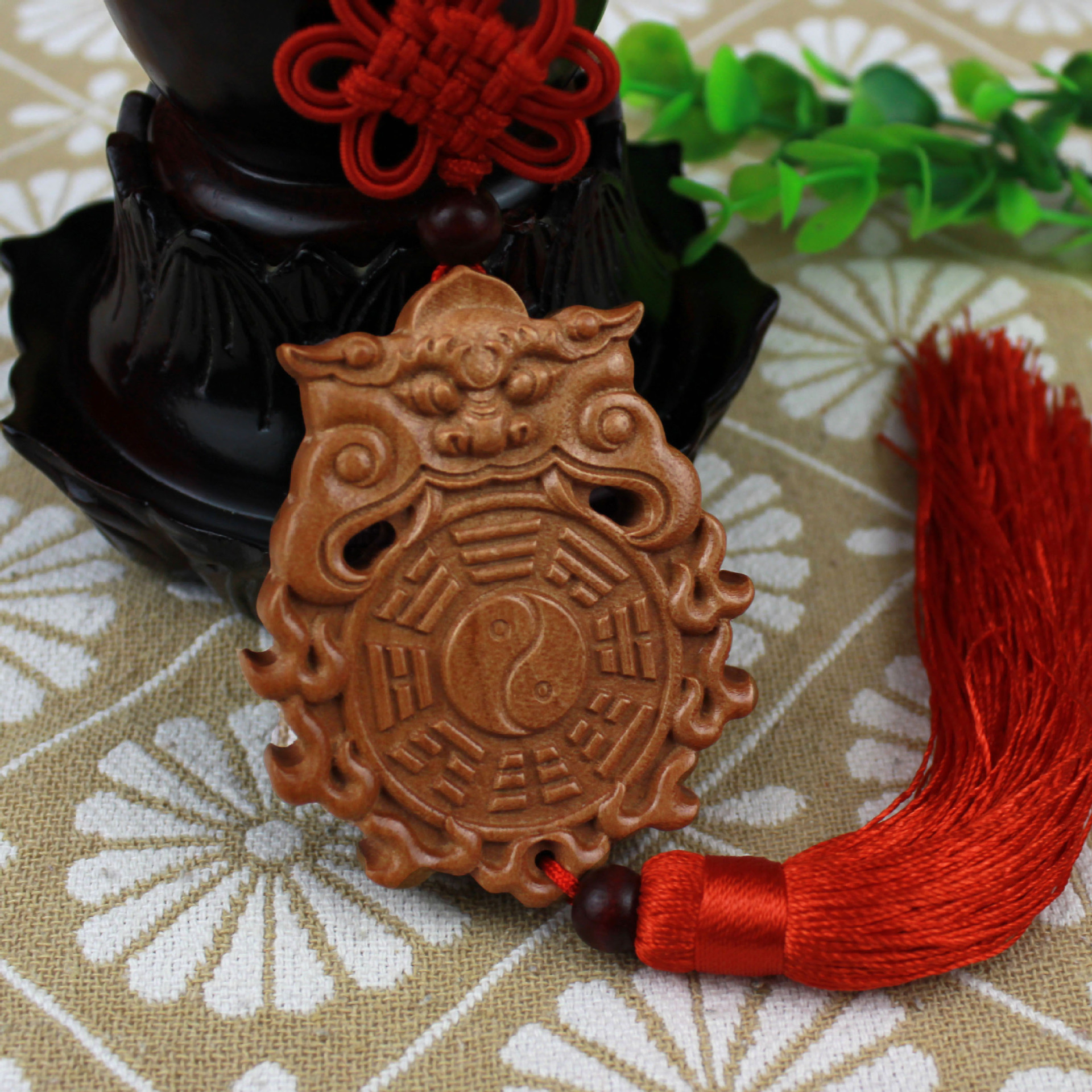 厂家批发桃木挂件木雕貔貅兽头八卦 镂空雕刻 车挂件汽车用品批发