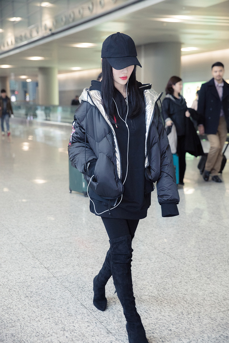 李小璐明星机场同款连帽冬季宽松显瘦黑色短款羽绒服女加厚外套潮