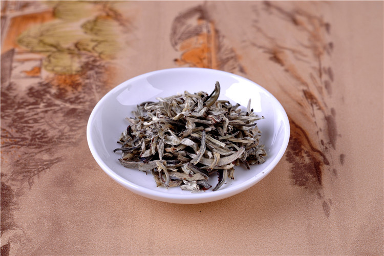 普洱茶生茶大白茶芽尖 银毫贡饼古树茶单芽茶叶特价