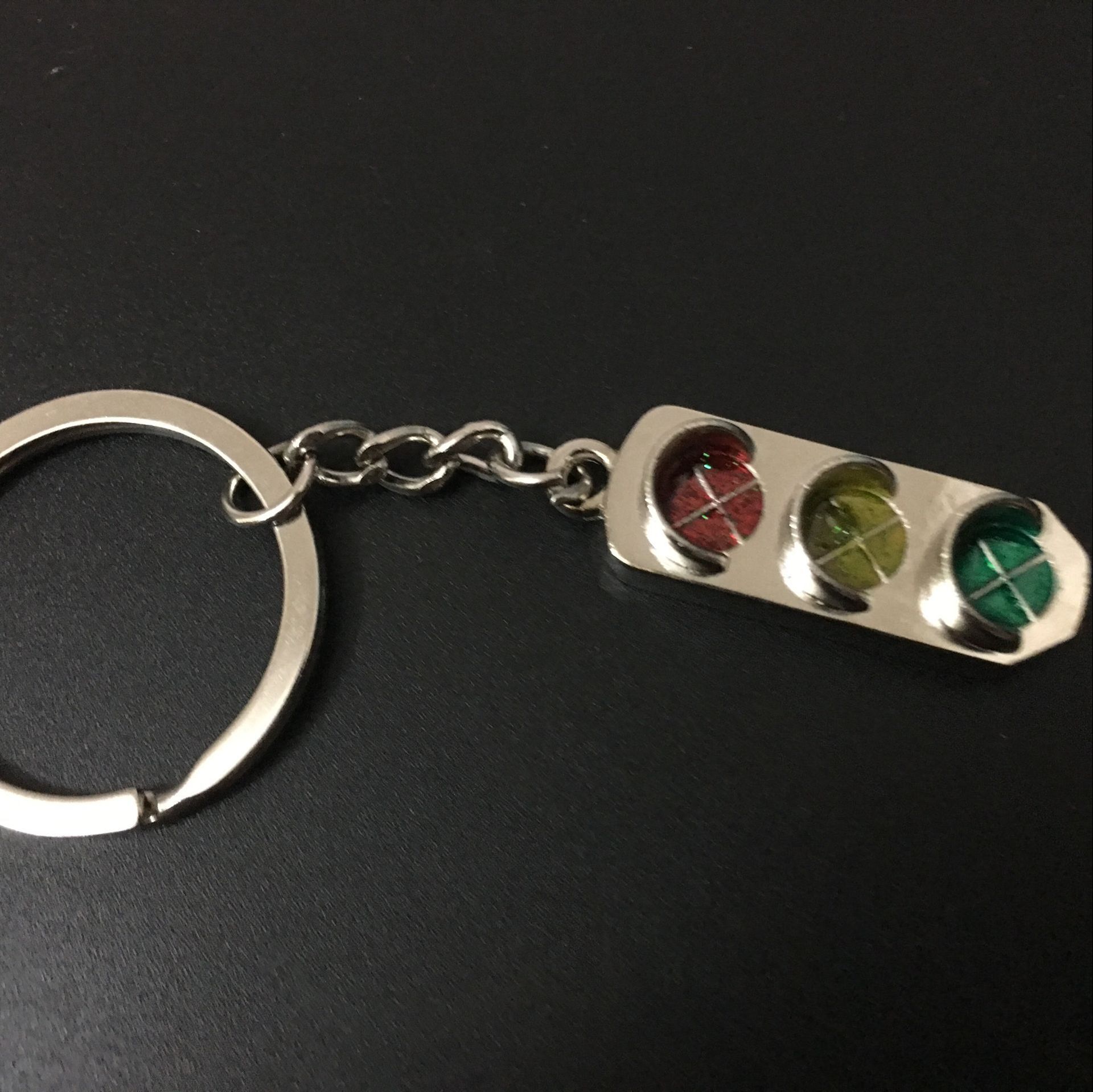 其他钥匙配饰-热销红绿灯钥匙扣现货批发创意交通指示灯金属挂件高档