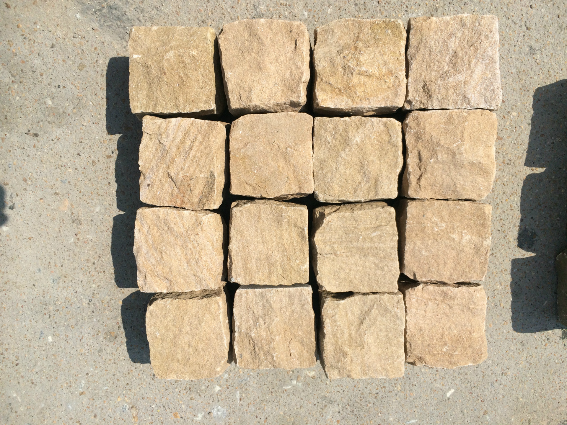 黄砂岩小方块 自然块石 园林景观铺路 广场天然地铺 厂家定制