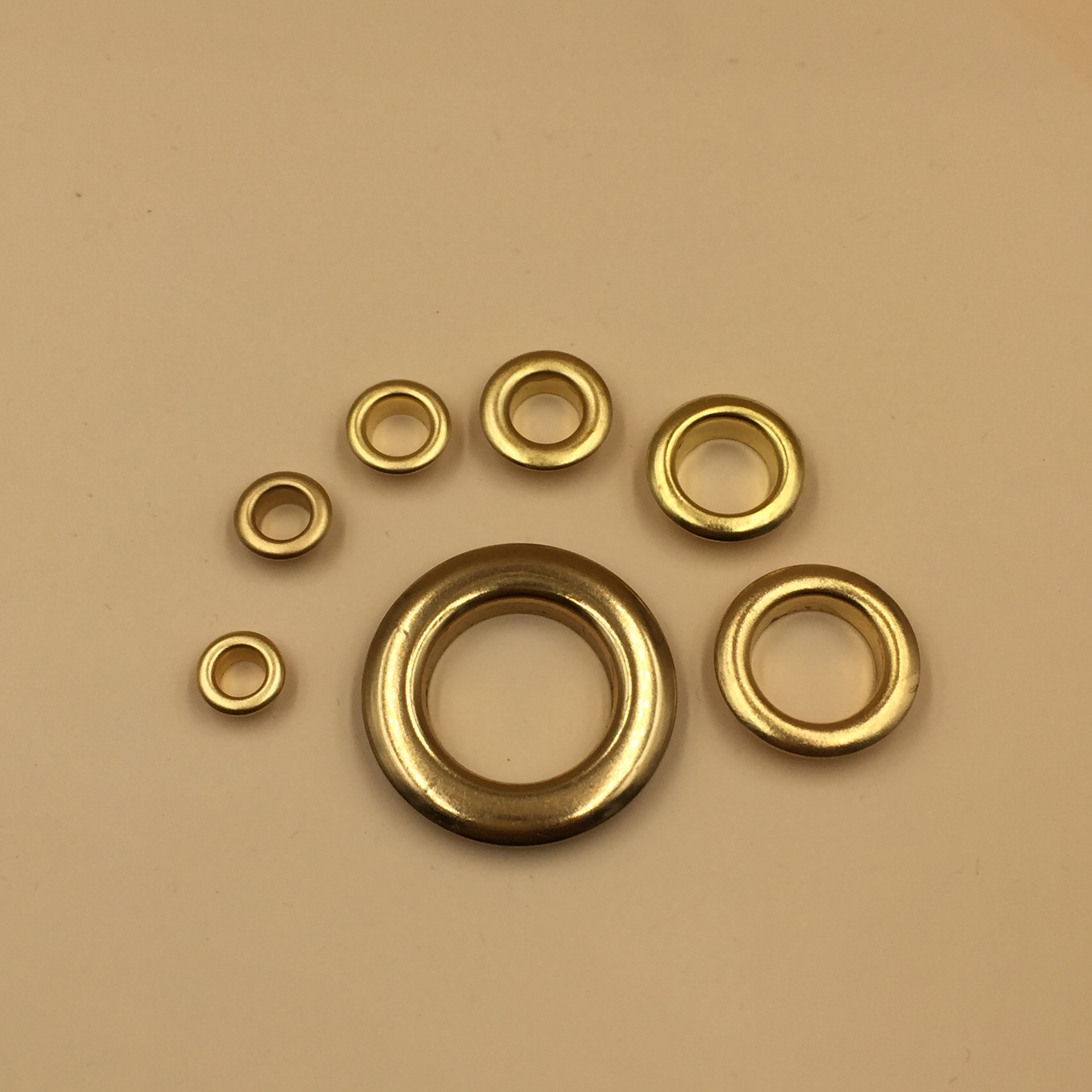 现货供应 圆形电镀黄铜 气眼 鸡眼 乌眼 喷漆鞋眼纽扣