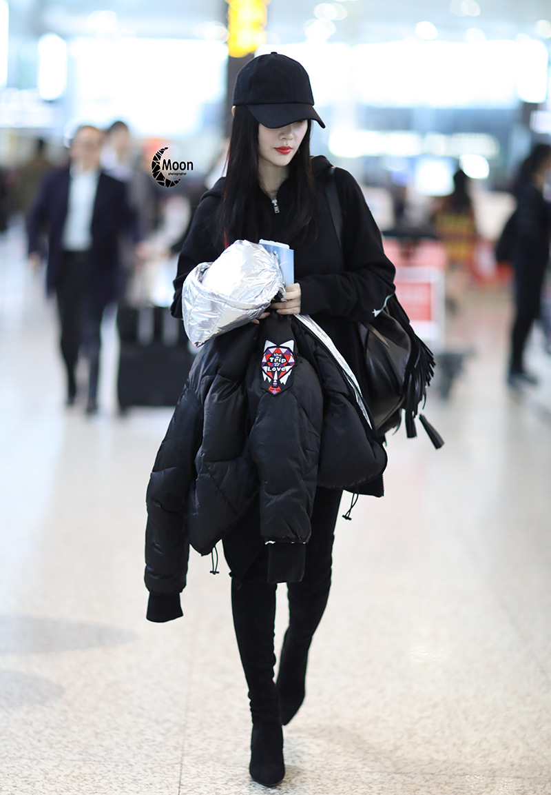 李小璐明星机场同款连帽冬季宽松显瘦黑色短款羽绒服女加厚外套潮