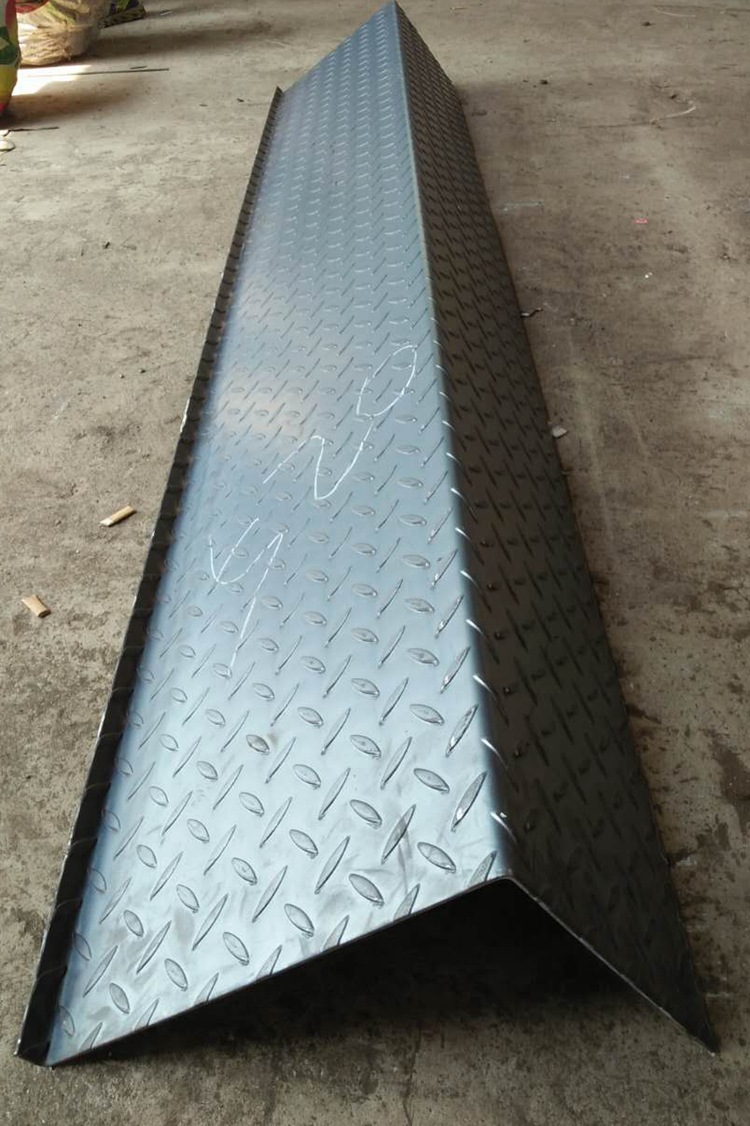 深圳花纹板加工 防滑板 q235防滑踏板定制加工 楼梯步 镀锌花纹板