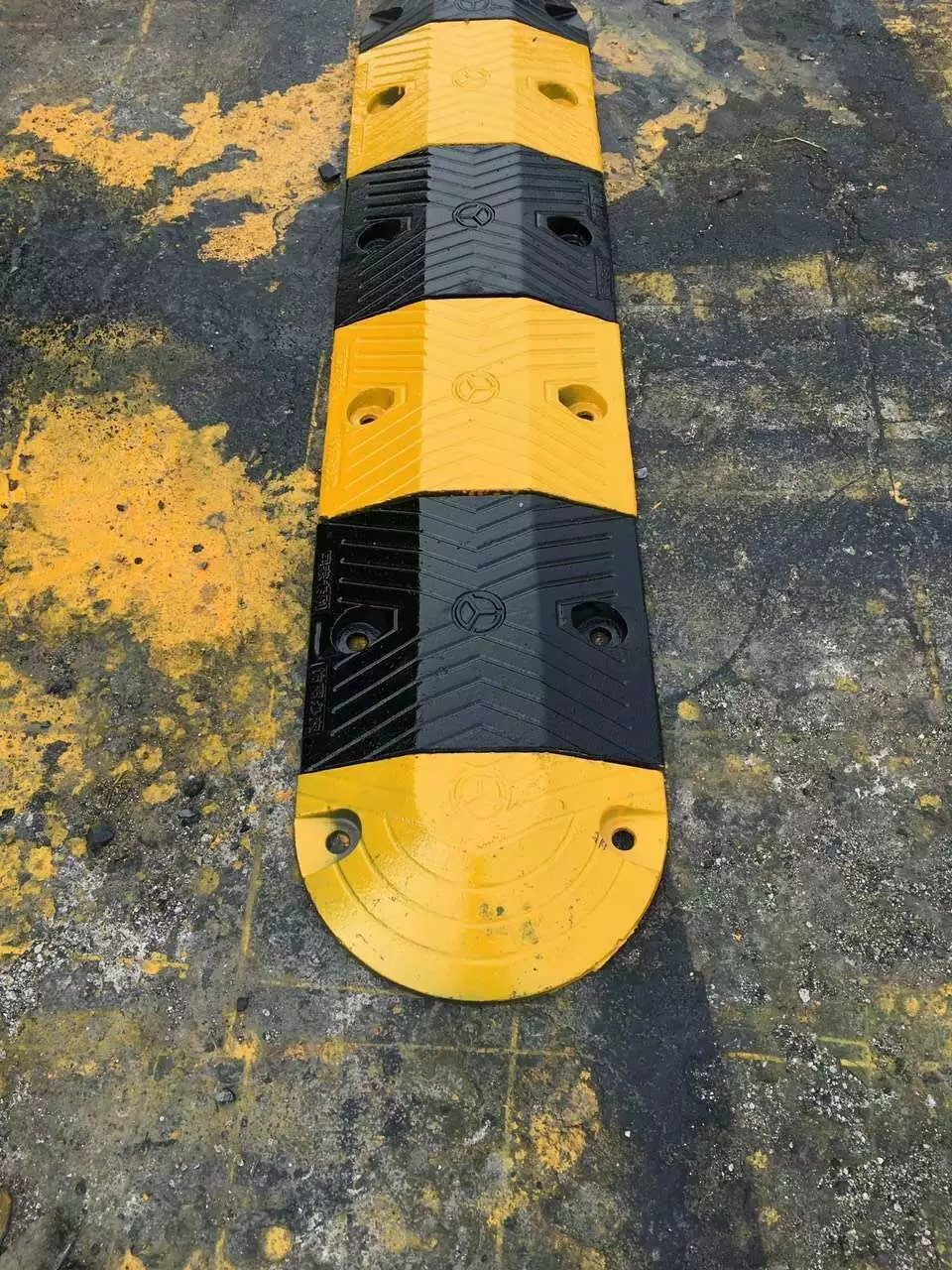 铸钢减速带 橡胶斜坡垫板道 减速板交通设施承重100吨徐州批发