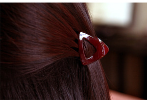 زينة الرأس  Korean plastic grip clip, large factory wholesale, black color, big scratch clip, hairpin, triangle shape